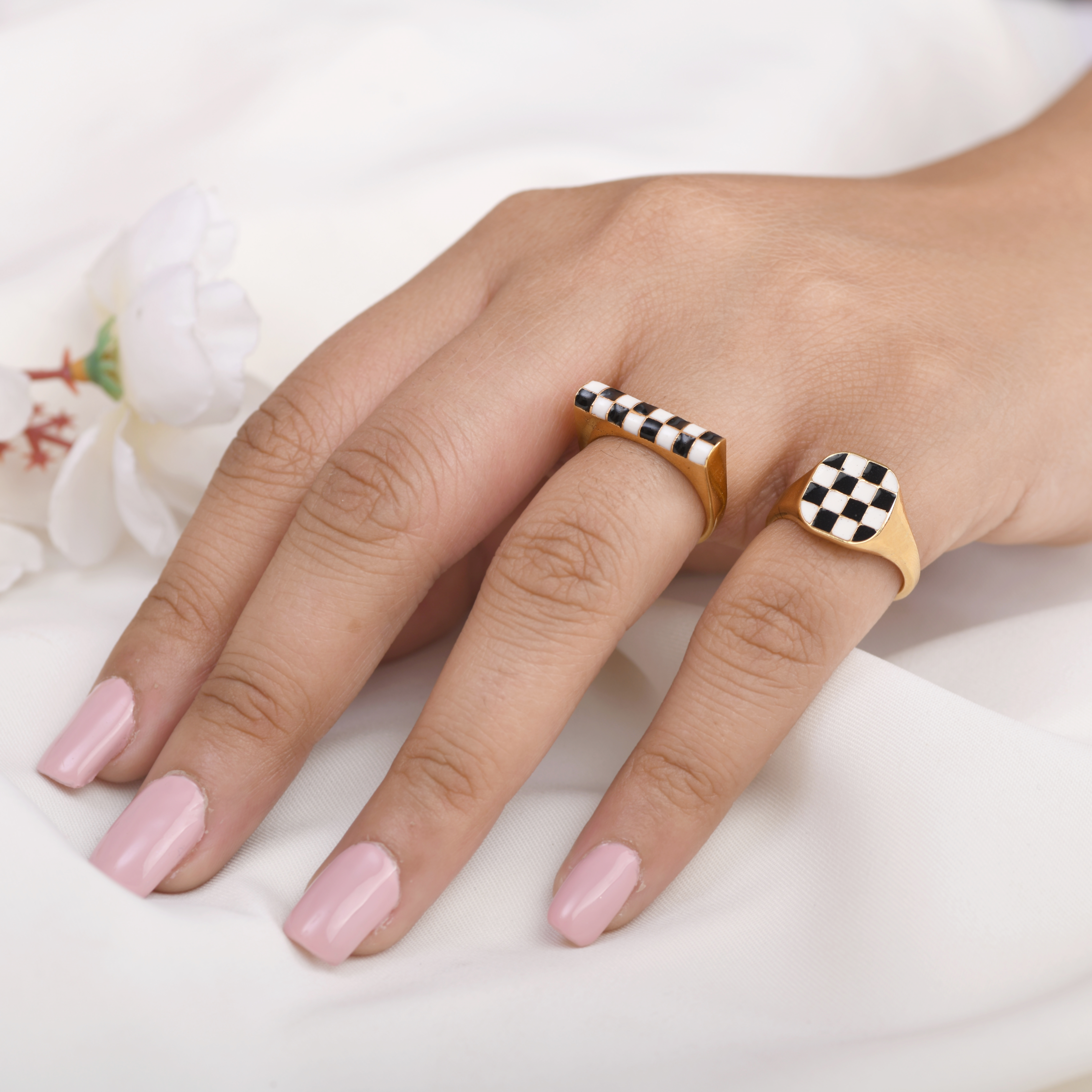 B & W Oval Ring